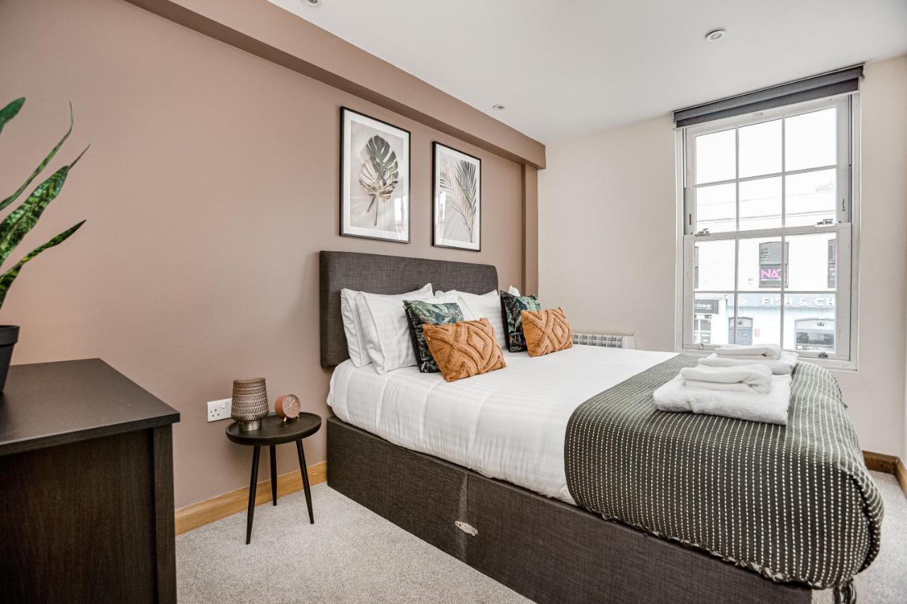 Homely 2 Beds Apt Up To 5 Guests-Wifi By Tent Serviced Apartments Chertsey Exterior photo